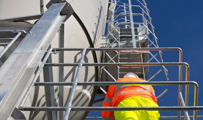 engineer-wearing-hi-viz-climbing-steel-ladder-of-c-2026-03-26-09-15-44-utc